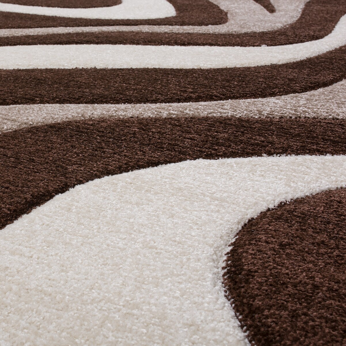 Tapis design avec contour découpé et motif ondulé moderne