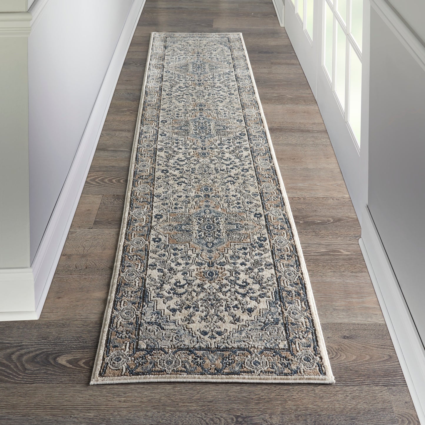 Tapis médaillon persan classique Nourison Concerto.