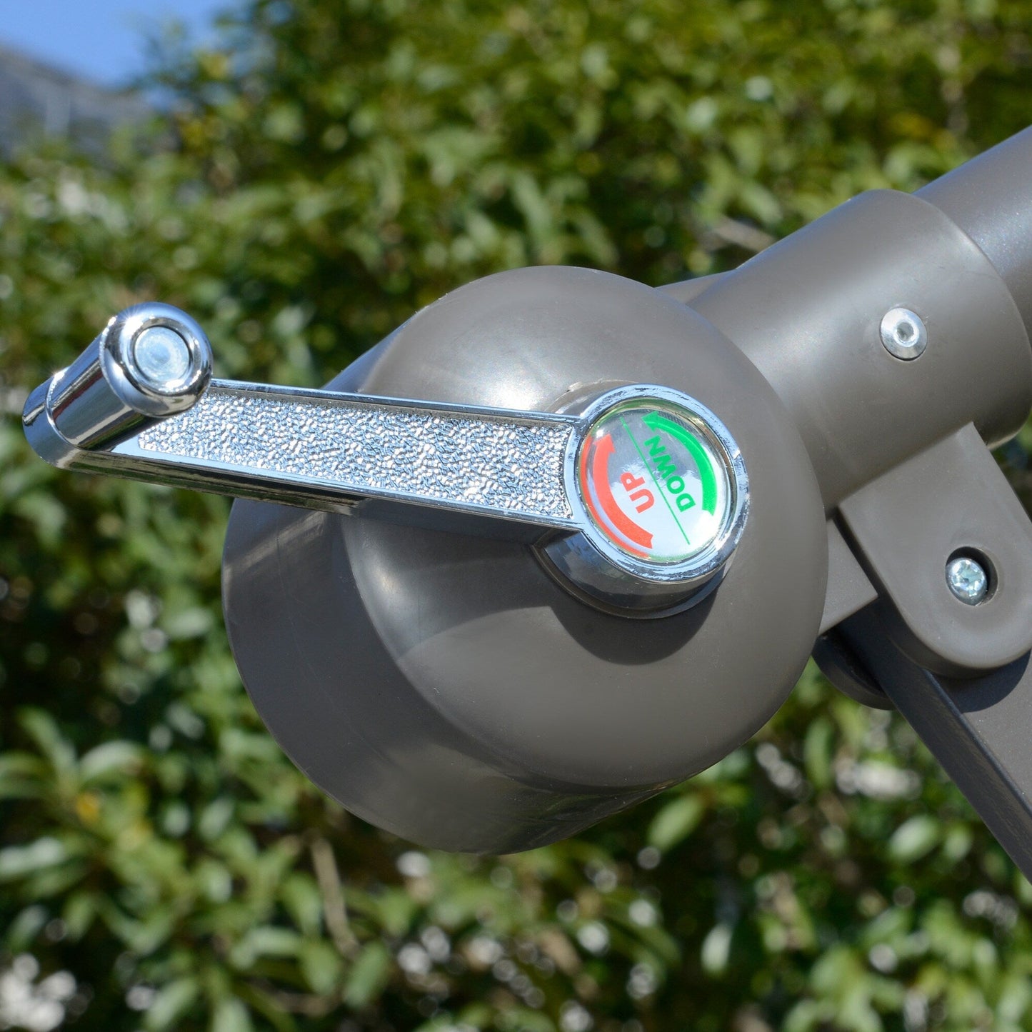 Parasol déporté Outsunny 9' à 2 niveaux avec manivelle, base croisée et 8 baleines, parasol de jardin déporté pour terrasse