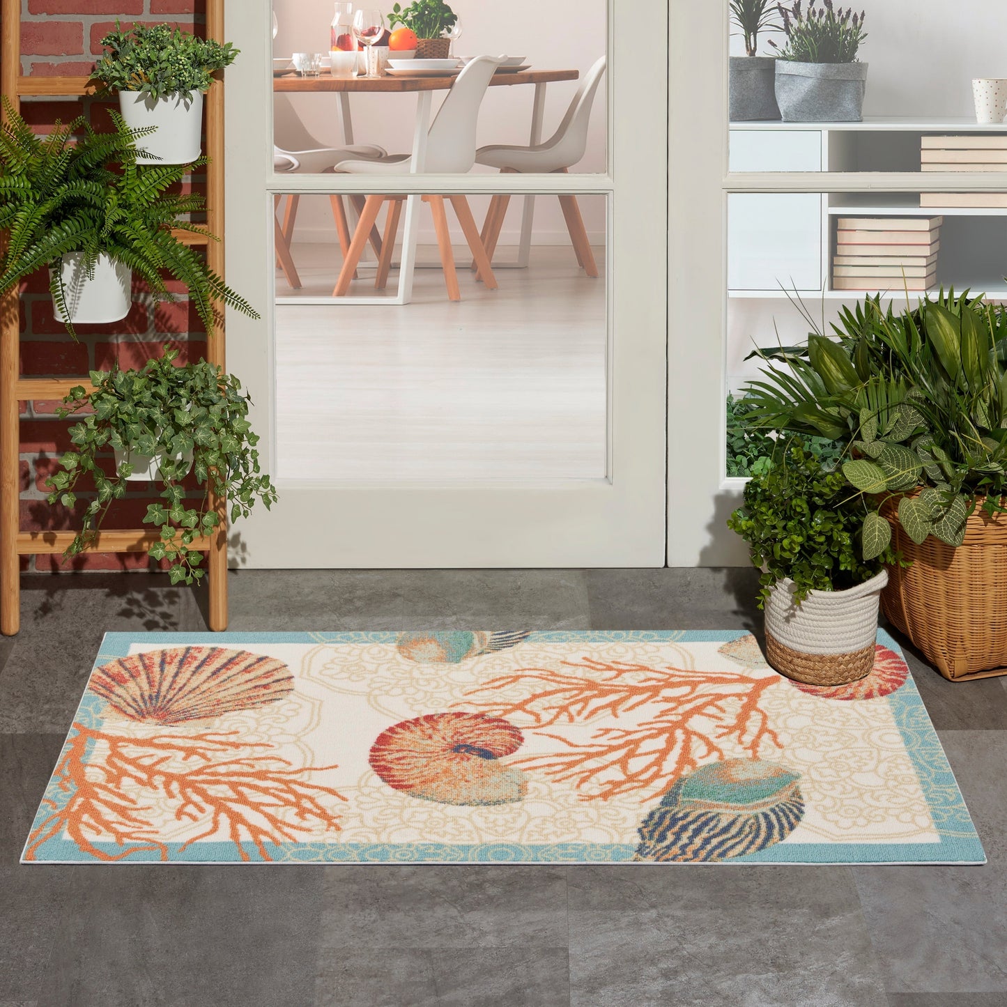 Tapis d'intérieur et d'extérieur Waverly Sun & Shade Shore Thing à motif de coquillages tropicaux et floraux
