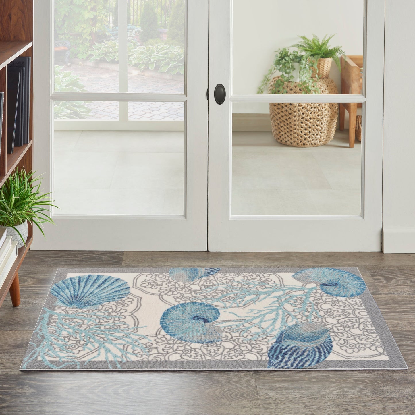 Tapis d'intérieur et d'extérieur Waverly Sun & Shade Shore Thing à motif de coquillages tropicaux et floraux