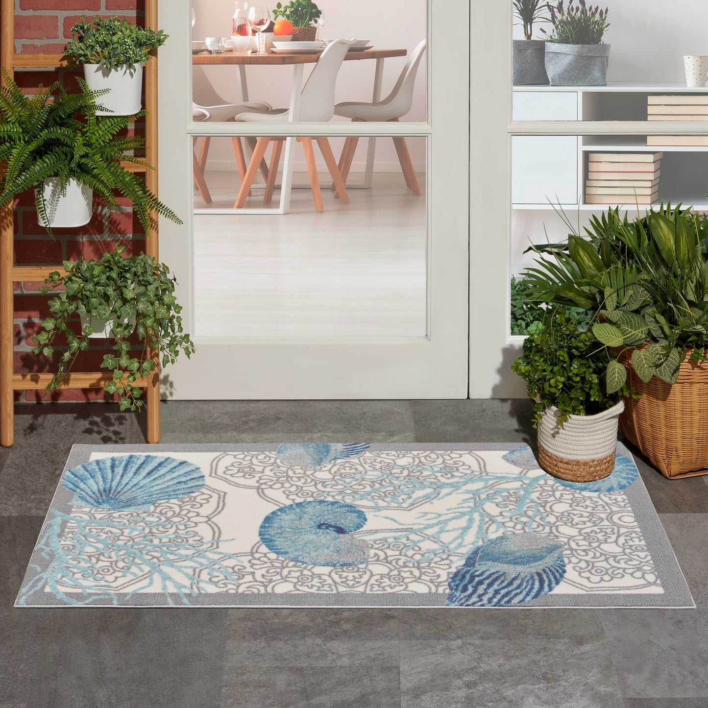 Tapis d'intérieur et d'extérieur Waverly Sun & Shade Shore Thing à motif de coquillages tropicaux et floraux