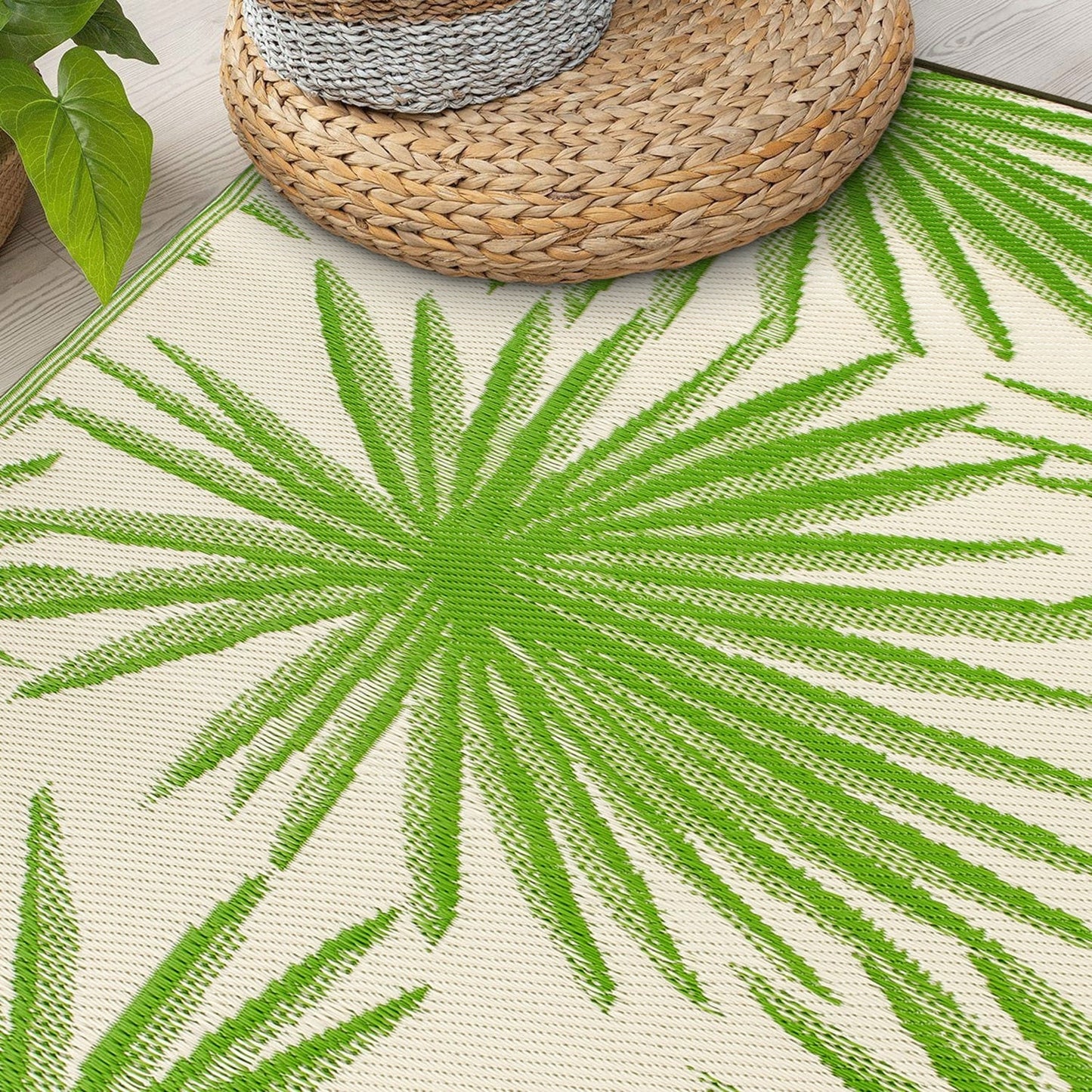 Tapis d'extérieur réversibles en plastique recyclé à motifs floraux tropicaux de la World Rug Gallery