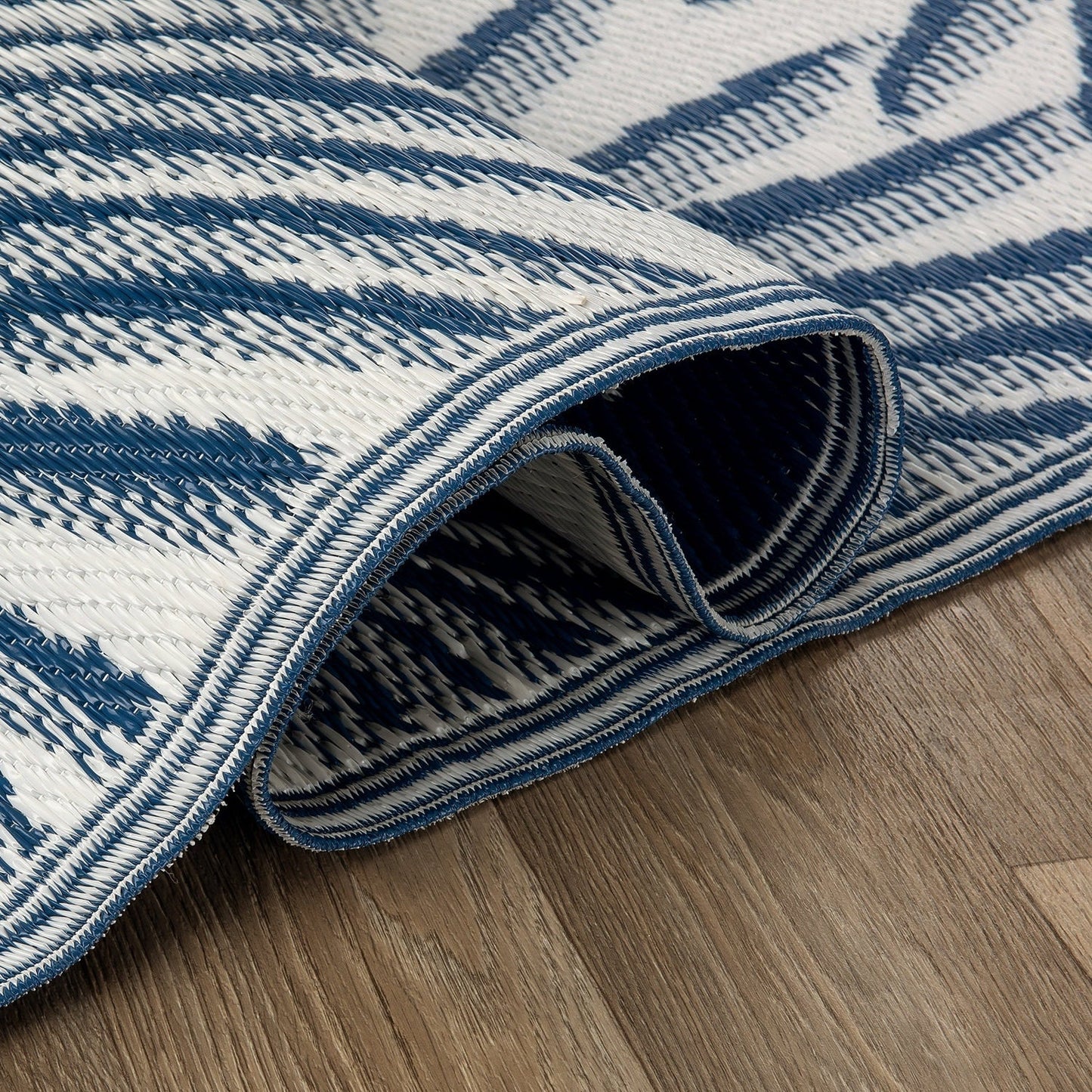 Tapis d'extérieur réversibles en plastique recyclé à motifs floraux tropicaux de la World Rug Gallery