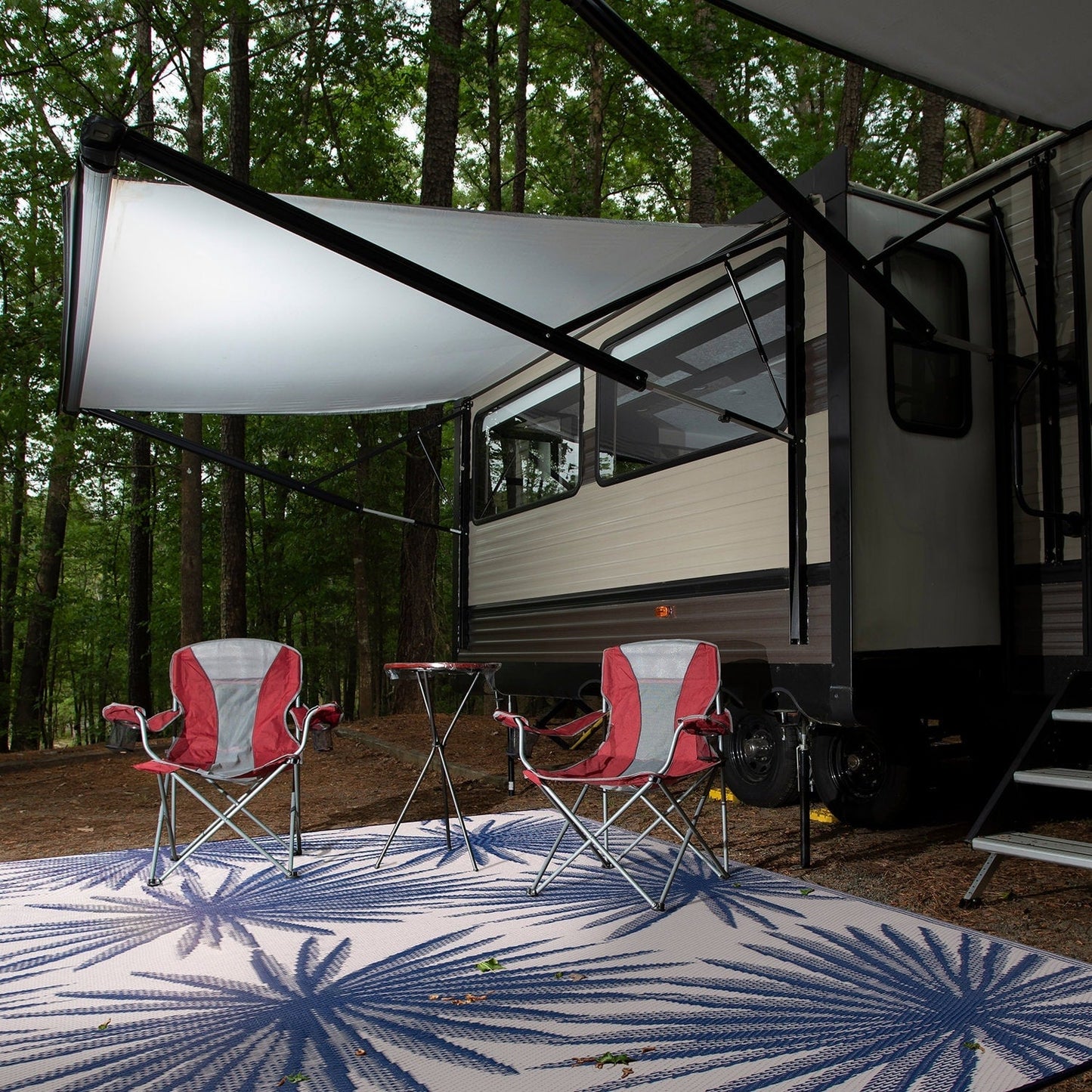 Tapis d'extérieur réversibles en plastique recyclé à motifs floraux tropicaux de la World Rug Gallery