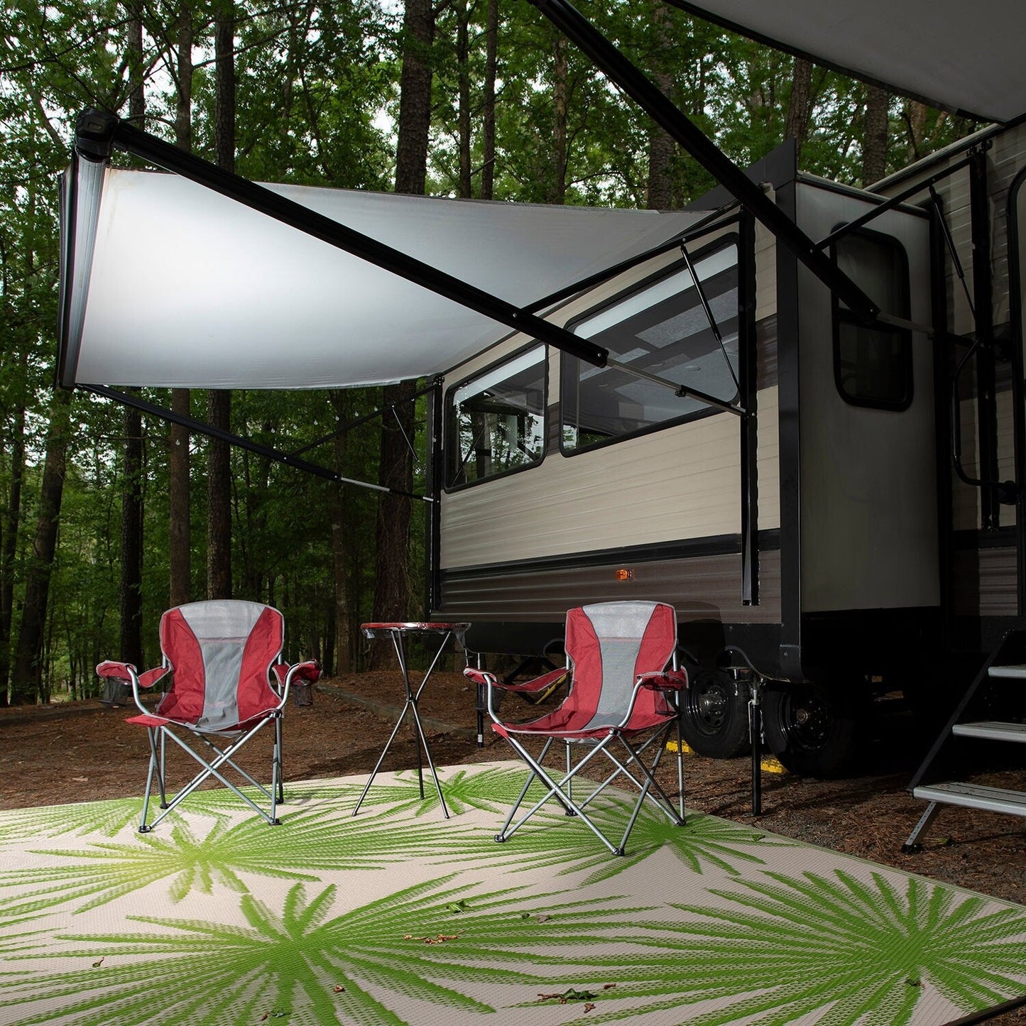 Tapis d'extérieur réversibles en plastique recyclé à motifs floraux tropicaux de la World Rug Gallery