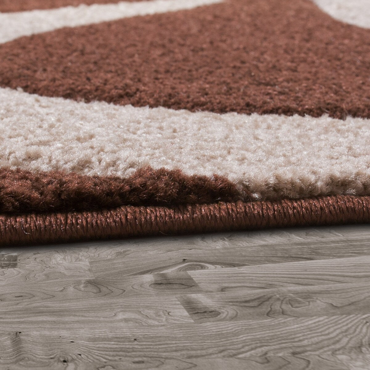 Tapis moderne à motif floral avec contour découpé