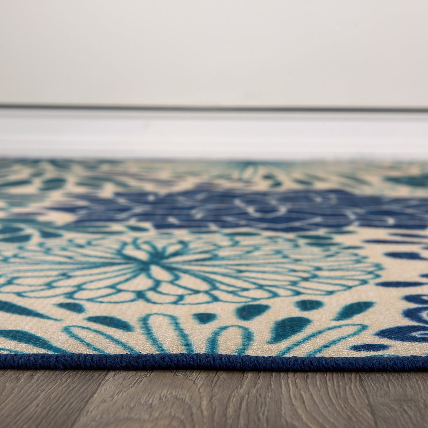 Tapis d'intérieur/extérieur tissé à plat à motifs floraux modernes