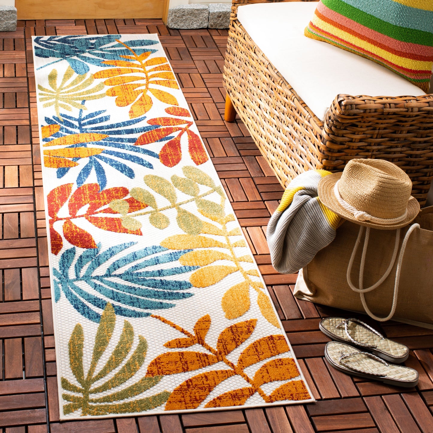 Tapis de patio imperméable à motif floral pour intérieur/extérieur SAFAVIEH Cabana Neera
