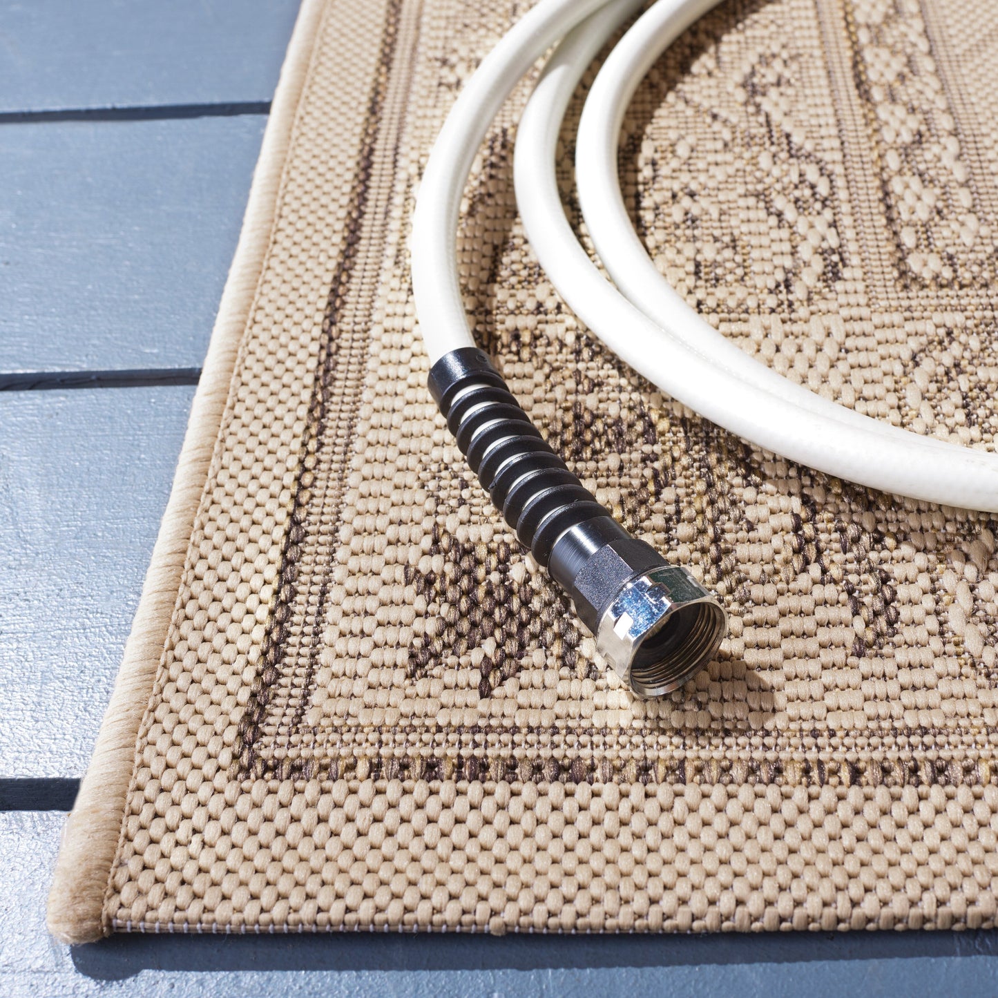 Tapis de jardin imperméable pour intérieur/extérieur SAFAVIEH Courtyard Hendrina