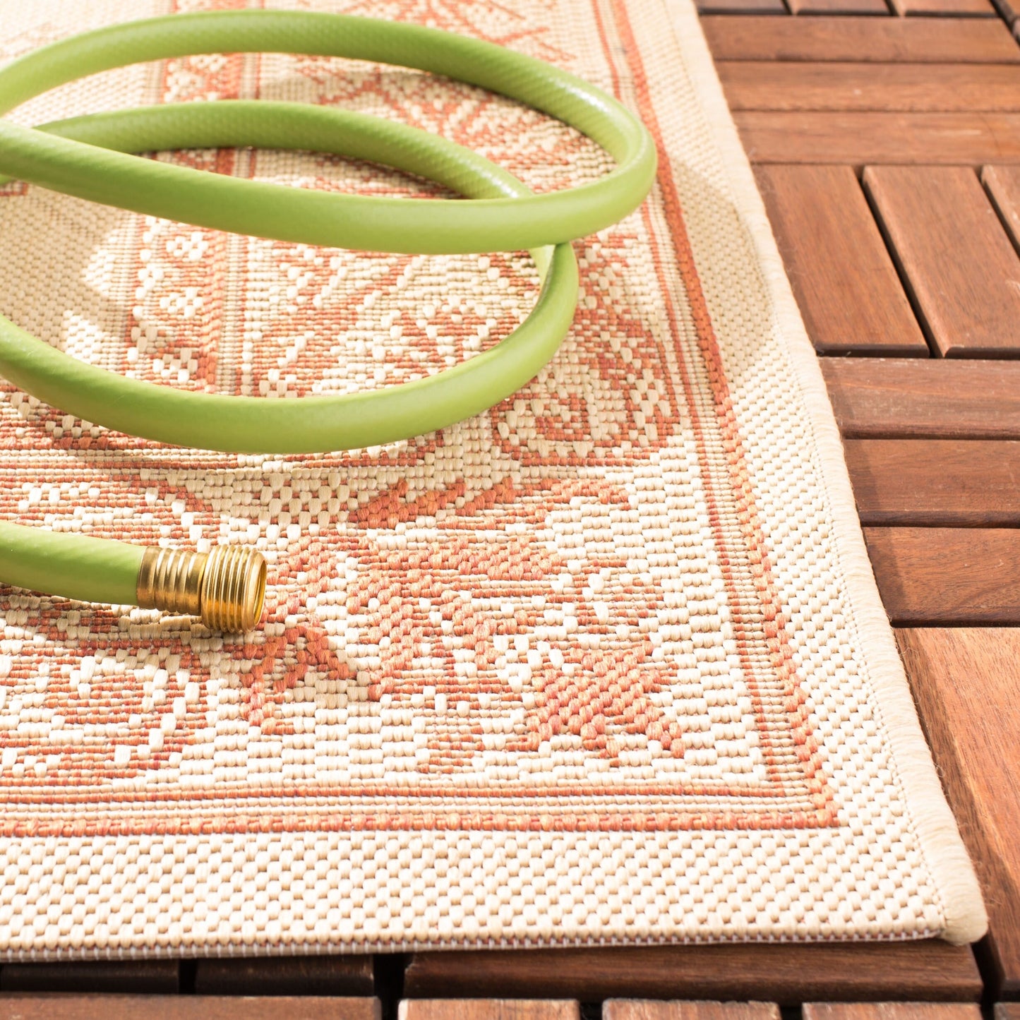 Tapis de jardin imperméable pour intérieur/extérieur SAFAVIEH Courtyard Hendrina