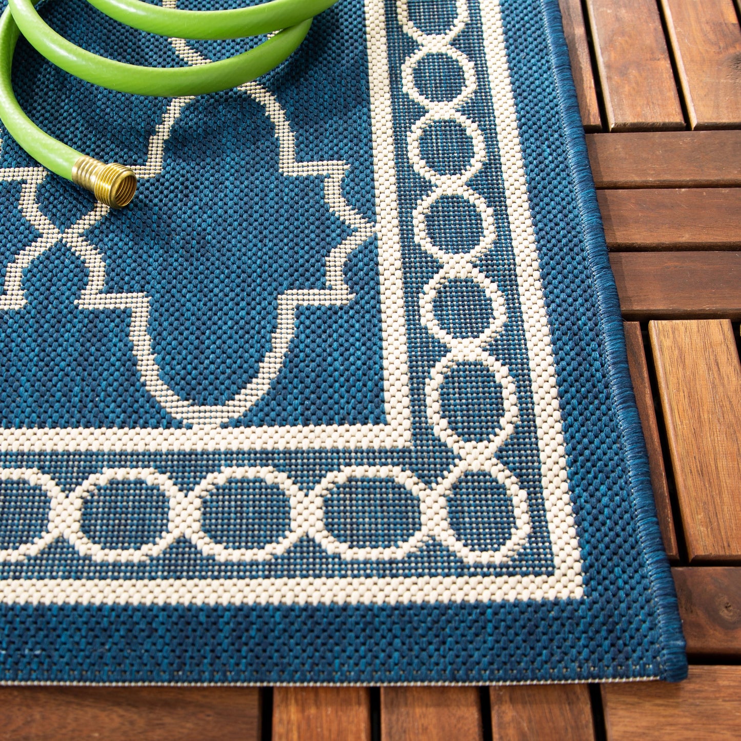 Tapis de jardin imperméable pour intérieur/extérieur SAFAVIEH Courtyard Janell Treillis