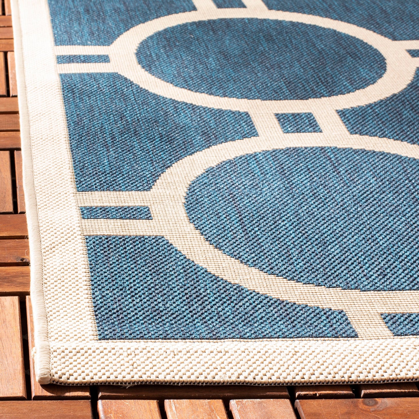 Tapis de jardin imperméable d'intérieur/extérieur SAFAVIEH Courtyard Nira