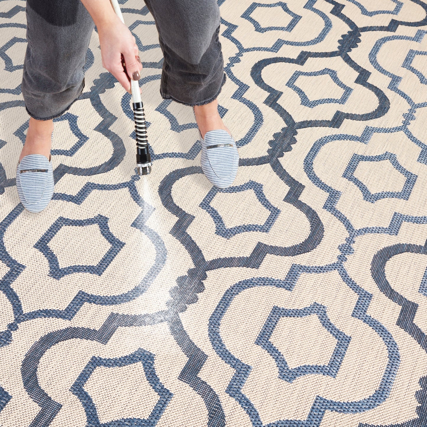 Tapis de jardin imperméable pour intérieur/extérieur SAFAVIEH Courtyard Oyvor