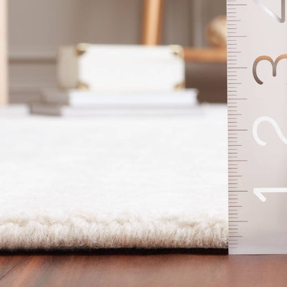 Tapis en viscose à chevrons Glamour Ostilia fait main SAFAVIEH