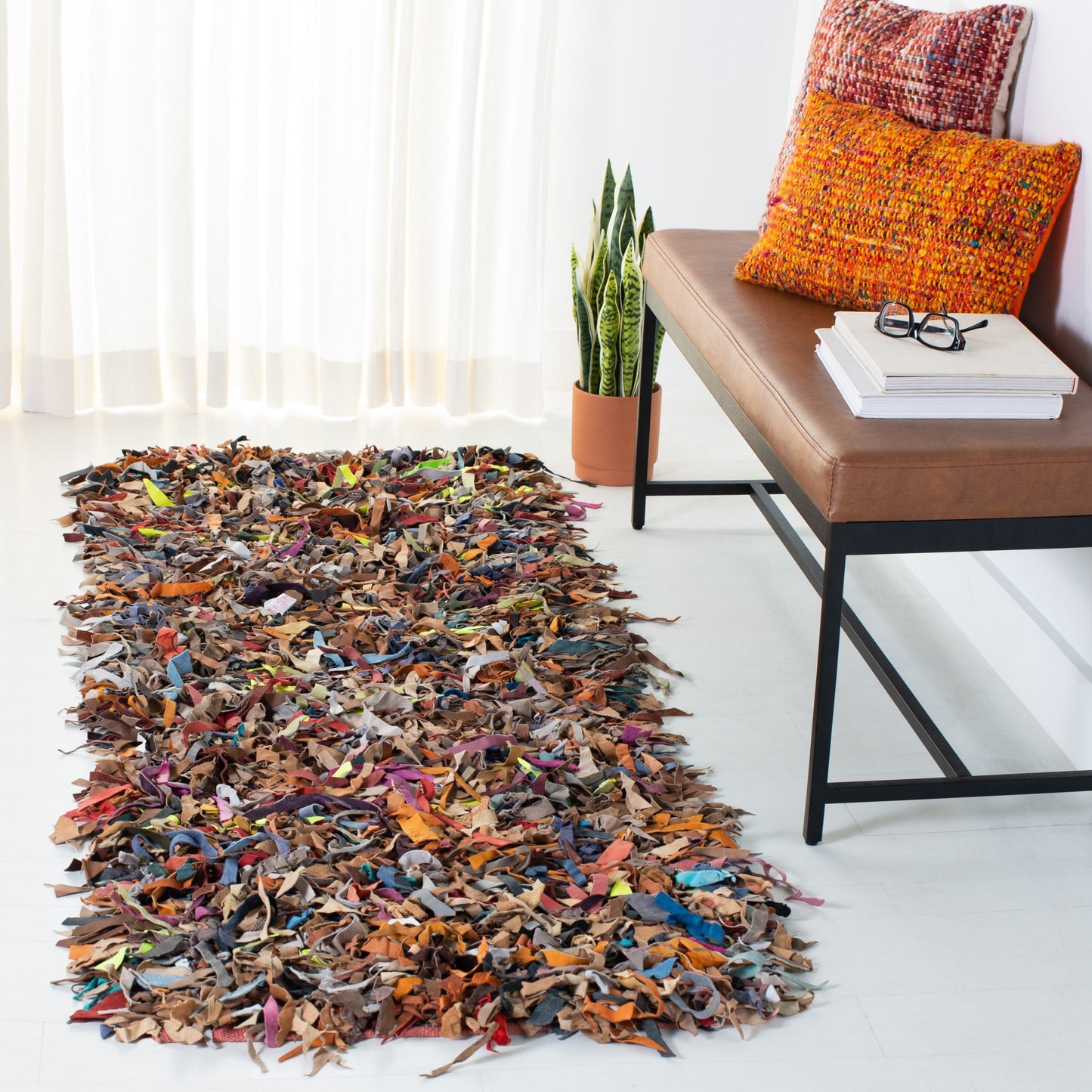 Tapis décoratif moderne SAFAVIEH en cuir shaggy fait main Doinita