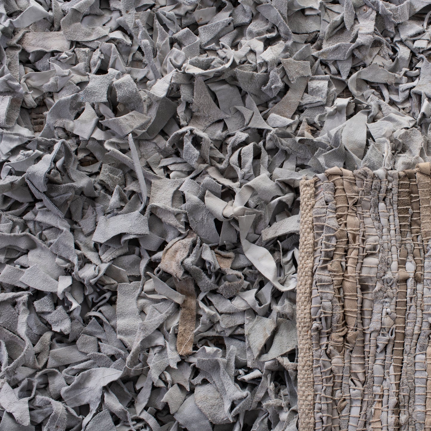 Tapis décoratif moderne SAFAVIEH en cuir shaggy fait main Doinita