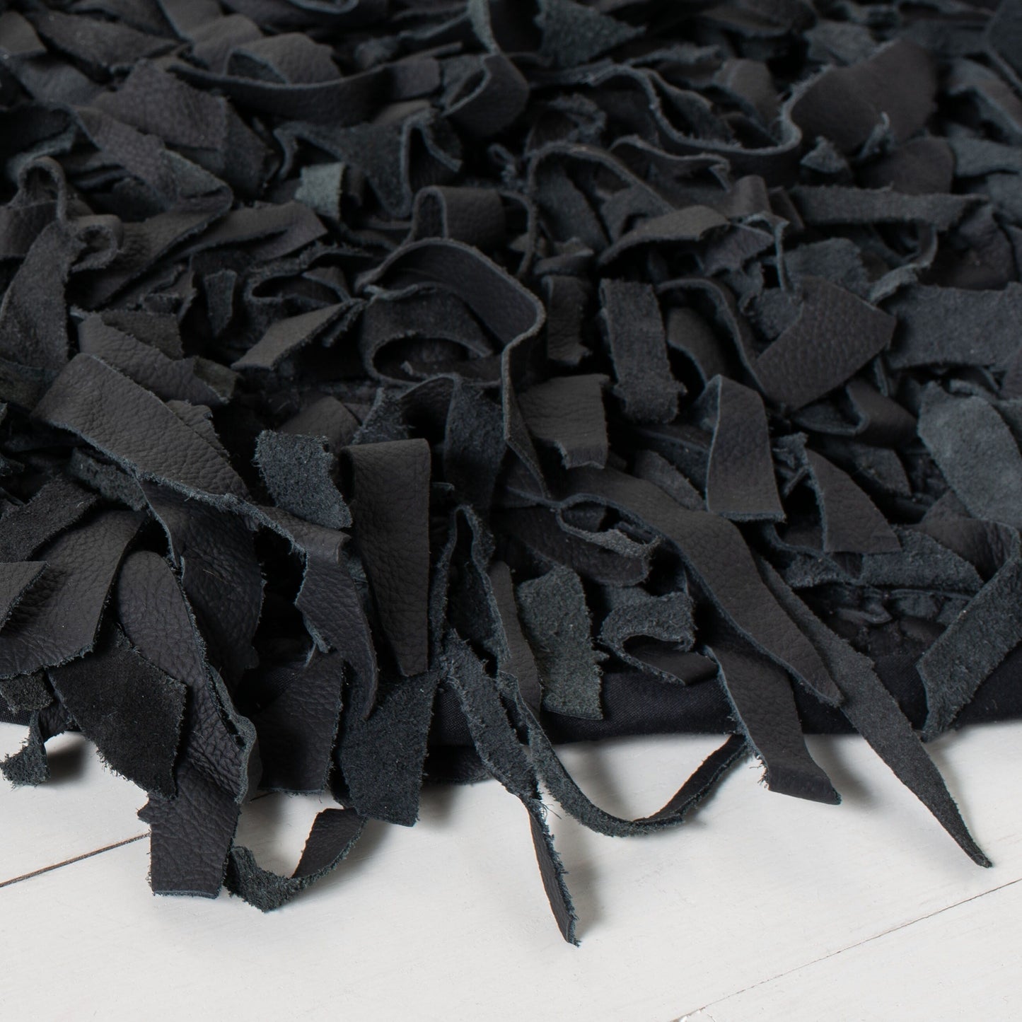 Tapis décoratif moderne SAFAVIEH en cuir shaggy fait main Doinita