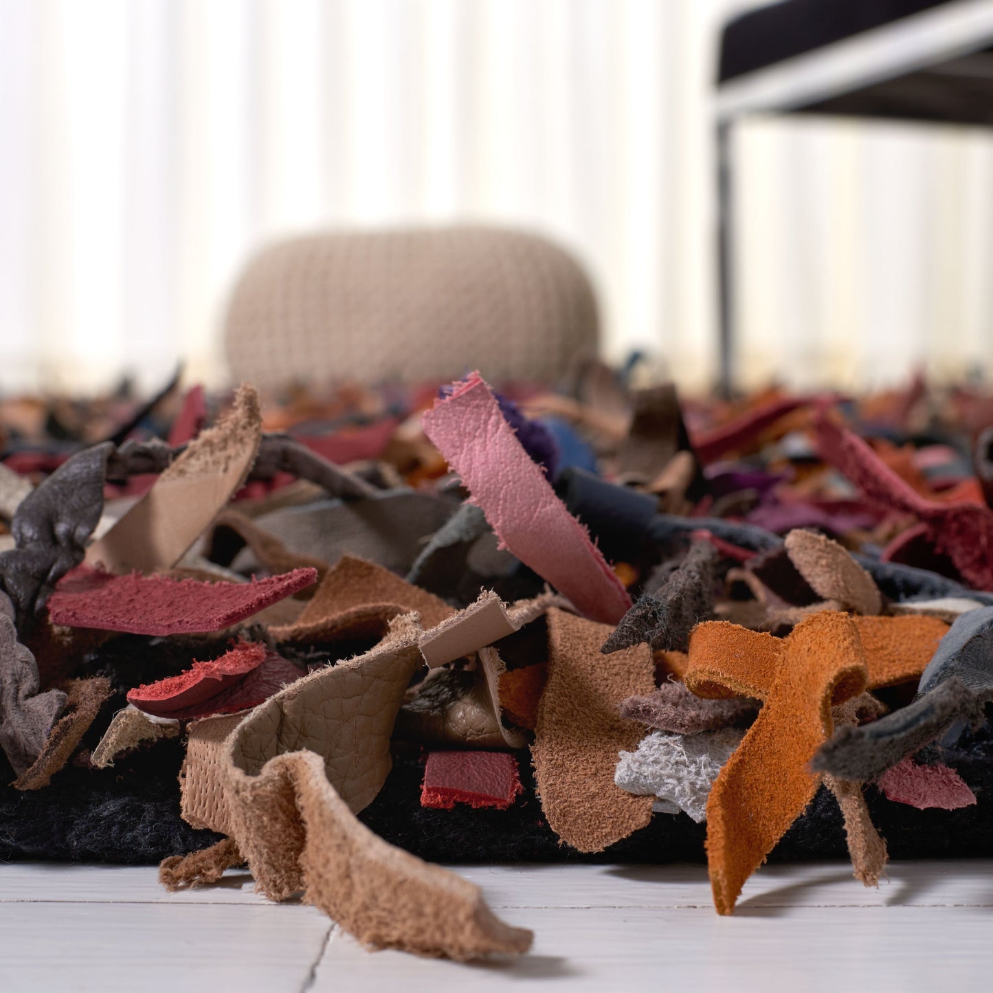 Tapis décoratif moderne SAFAVIEH en cuir shaggy fait main Doinita