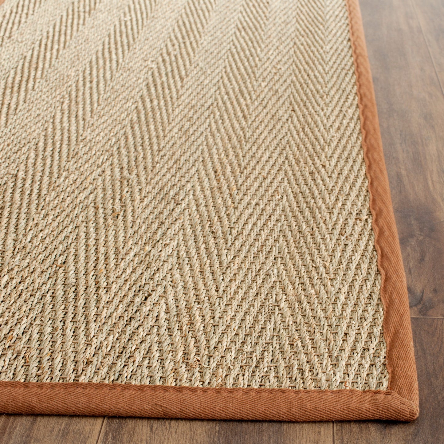 Tapis Trilby en fibres naturelles SAFAVIEH à chevrons en jonc de mer