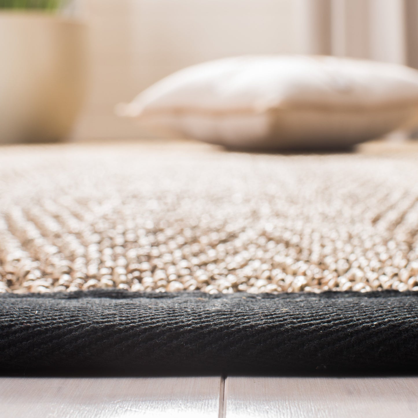 Tapis Trilby en fibres naturelles SAFAVIEH à chevrons en jonc de mer