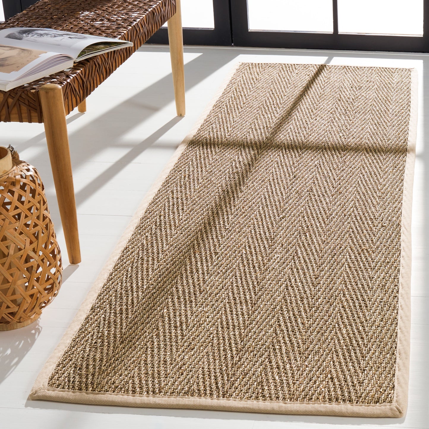 Tapis Trilby en fibres naturelles SAFAVIEH à chevrons en jonc de mer