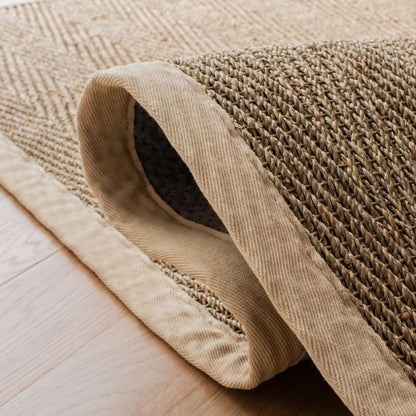 Tapis Trilby en fibres naturelles SAFAVIEH à chevrons en jonc de mer