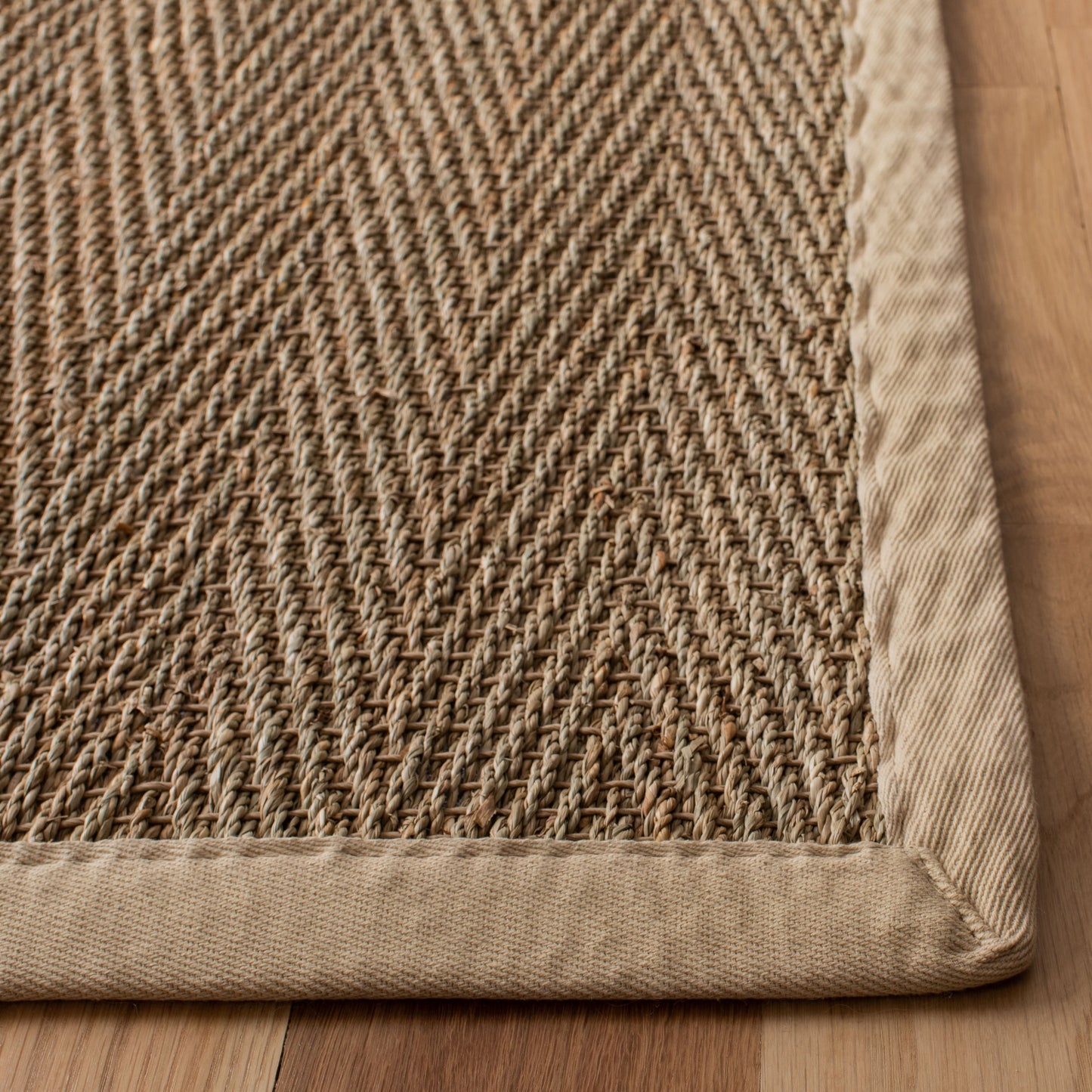 Tapis Trilby en fibres naturelles SAFAVIEH à chevrons en jonc de mer