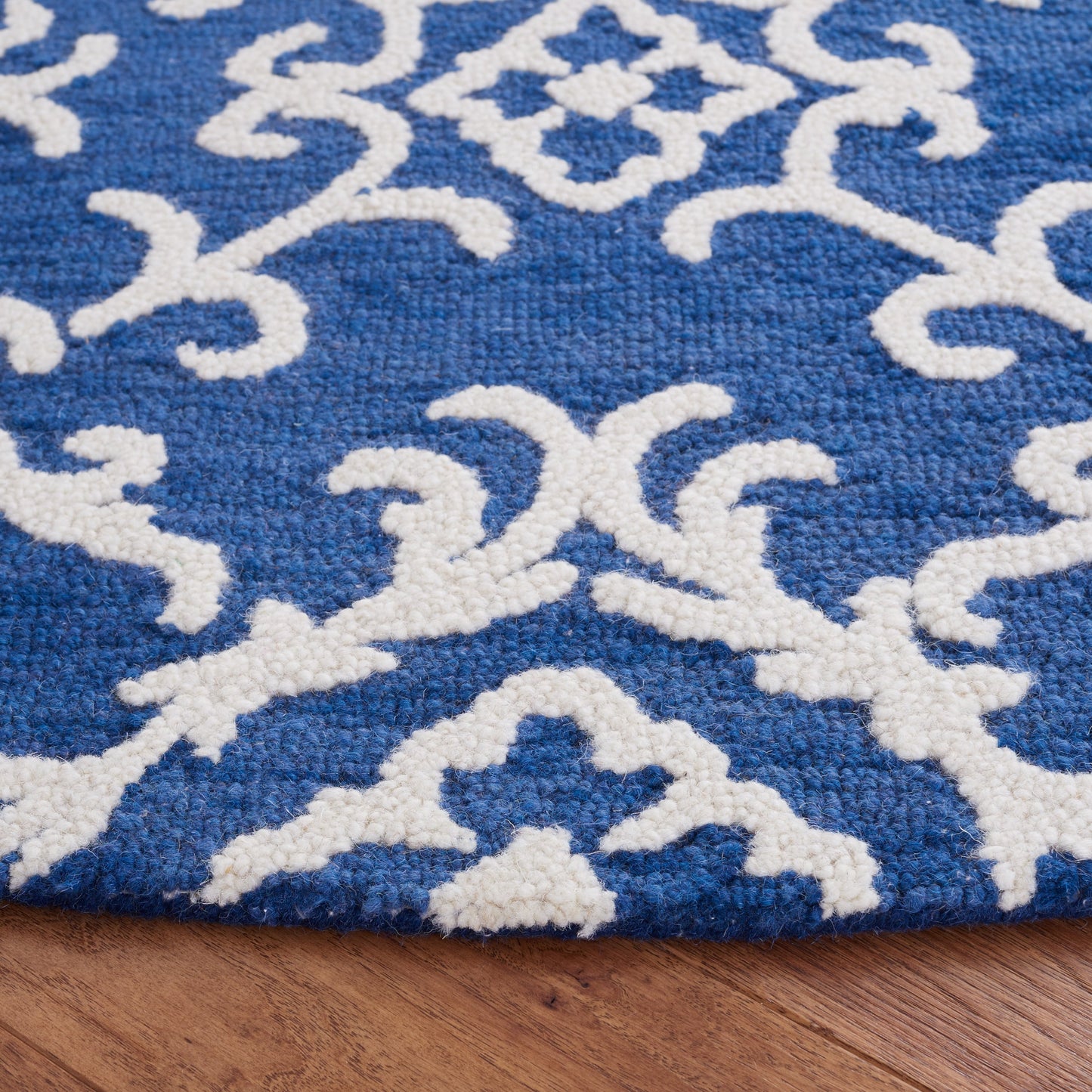 SAFAVIEH, Tapis en laine floral moderne Vesela fait main