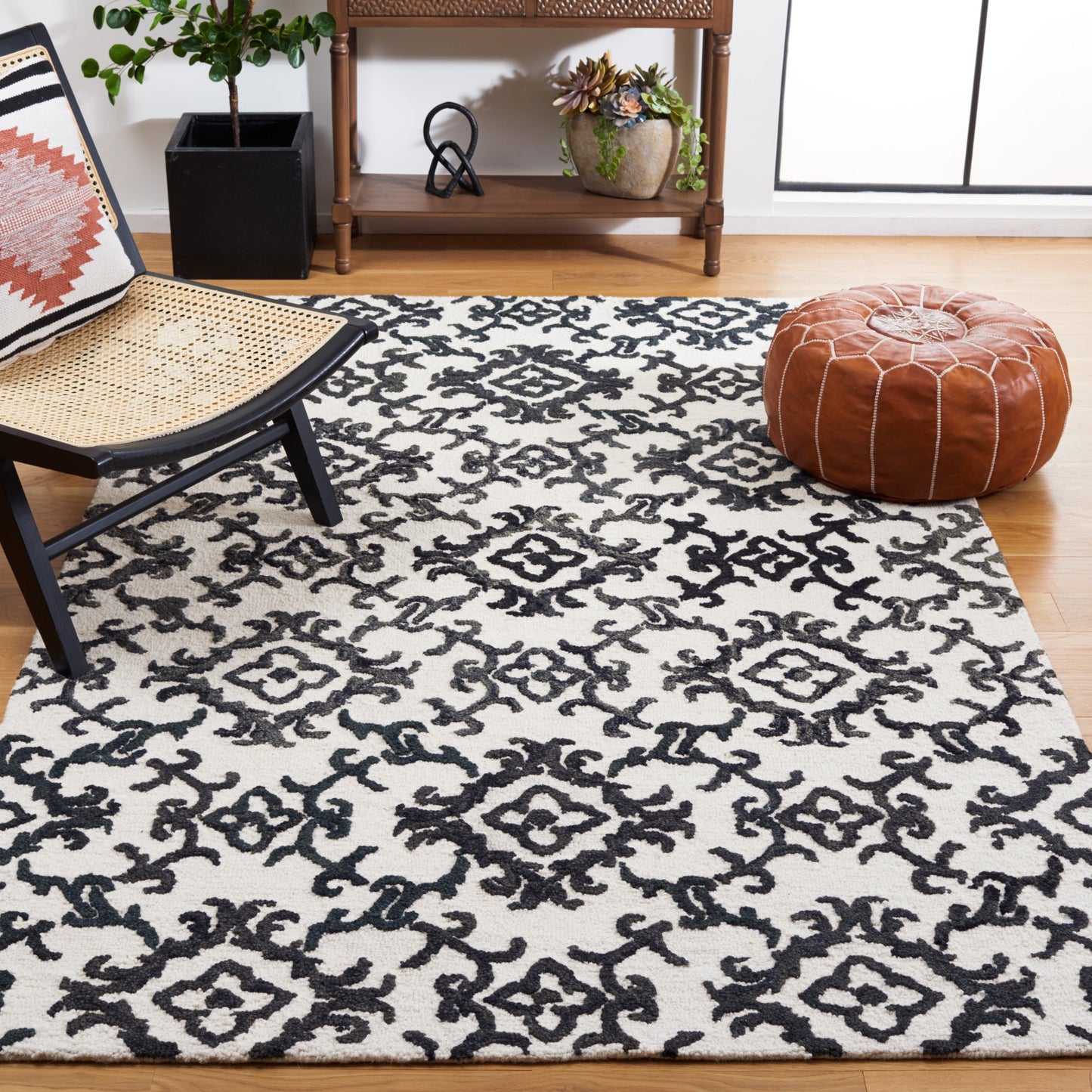SAFAVIEH, Tapis en laine floral moderne Vesela fait main