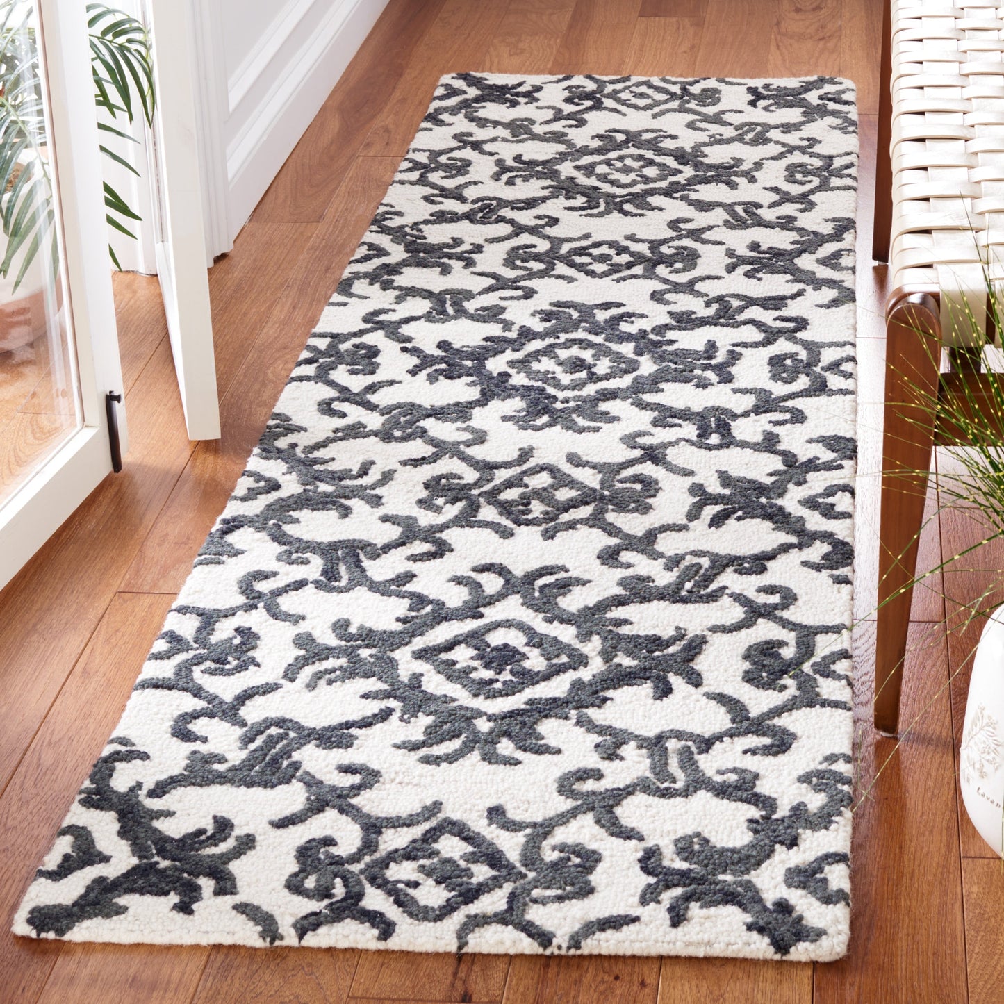 SAFAVIEH, Tapis en laine floral moderne Vesela fait main