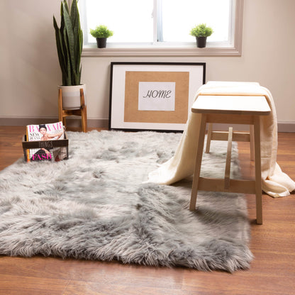 Tapis en fausse fourrure de mouton Silver Orchid Parrott