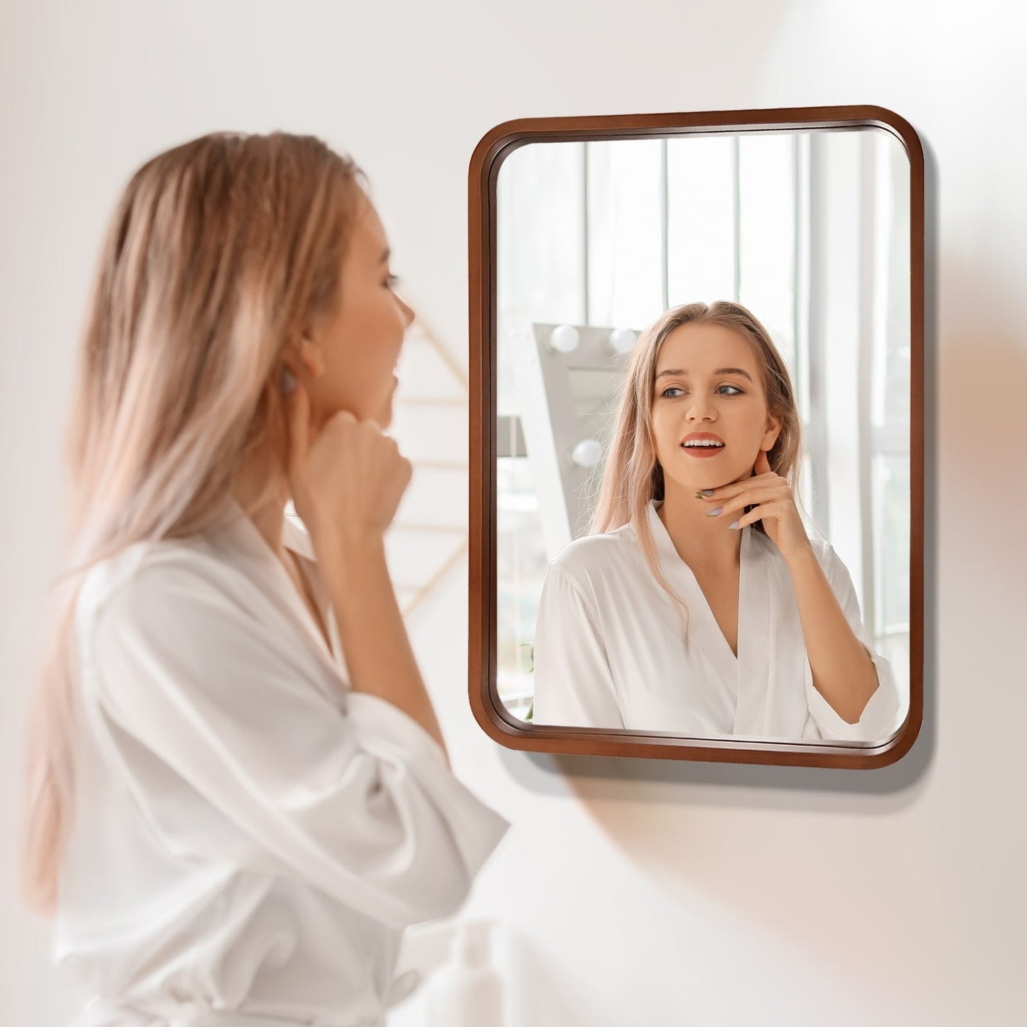 Miroir mural rectangulaire d'angle rond avec cadre en bois massif