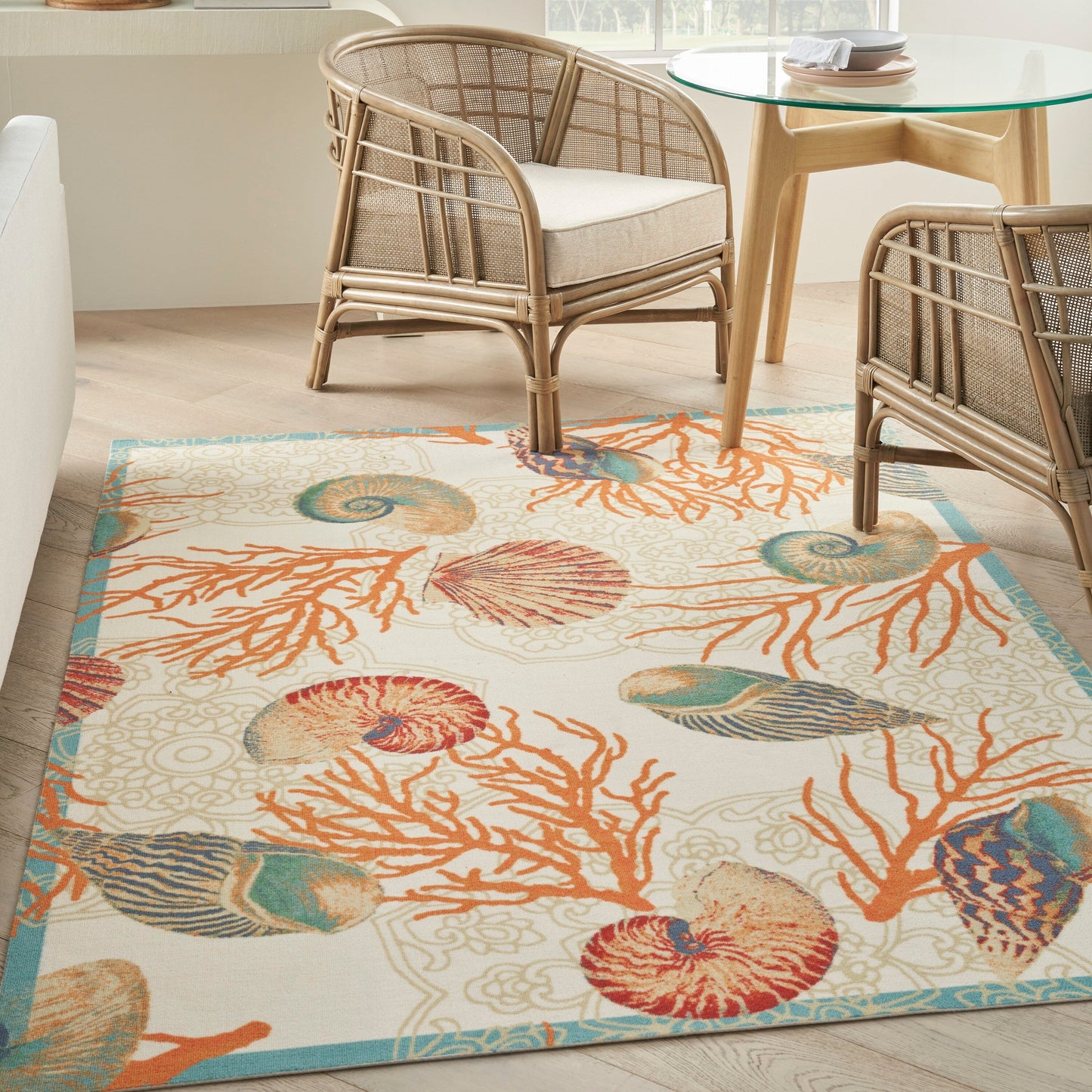 Tapis d'intérieur et d'extérieur Waverly Sun &amp; Shade Shore Thing à motif de coquillages tropicaux et floraux