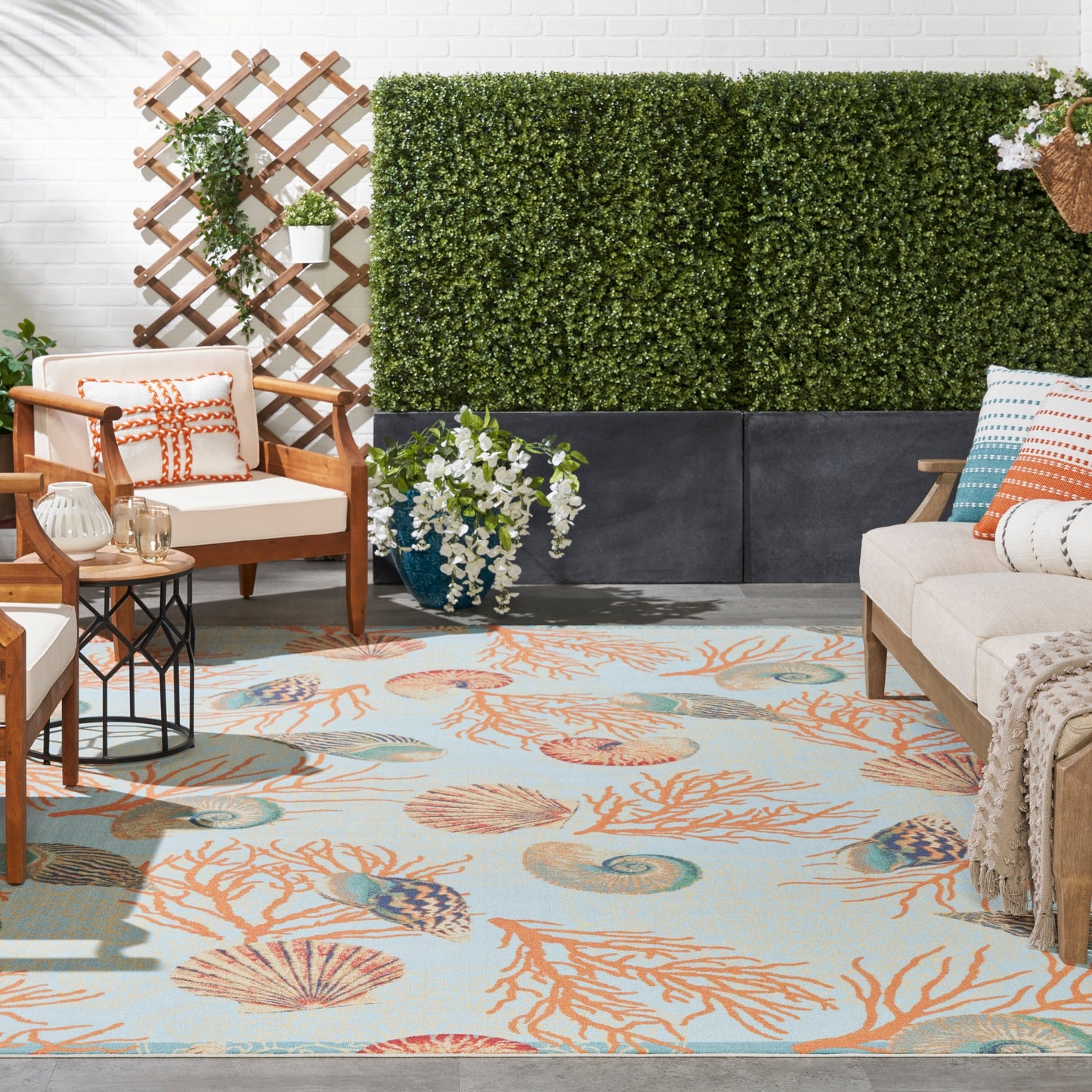 Tapis d'intérieur et d'extérieur Waverly Sun &amp; Shade Shore Thing à motif de coquillages tropicaux et floraux