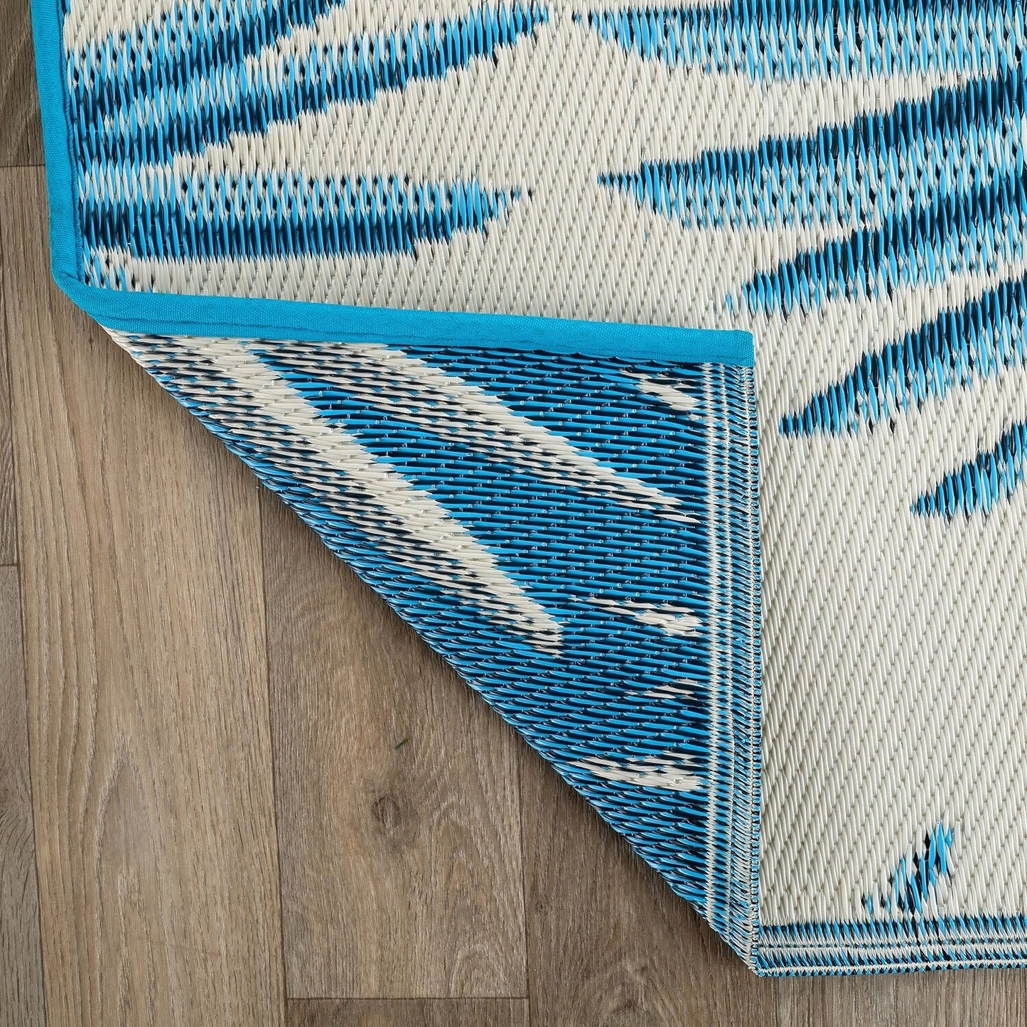 Tapis d'extérieur réversibles en plastique recyclé à motifs floraux tropicaux de la World Rug Gallery