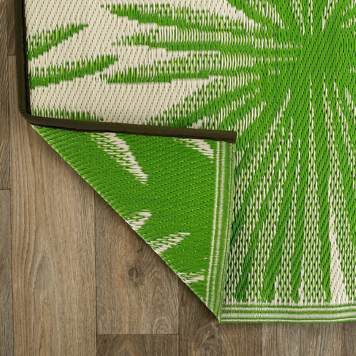 Tapis d'extérieur réversibles en plastique recyclé à motifs floraux tropicaux de la World Rug Gallery